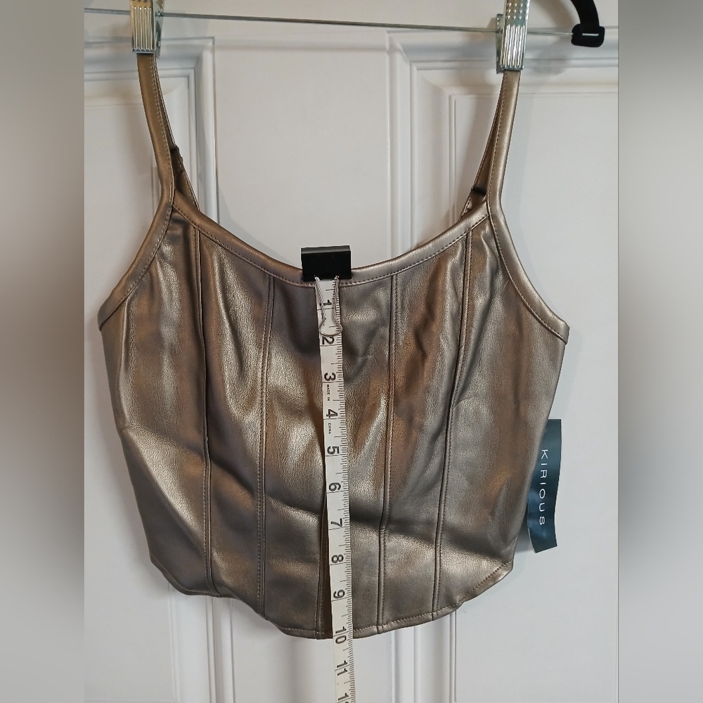 🦋 ABSOLUTELY ADORABLE 🦋 SNAG FOR A SUMMER NIGHT🦋Kirious cropped top